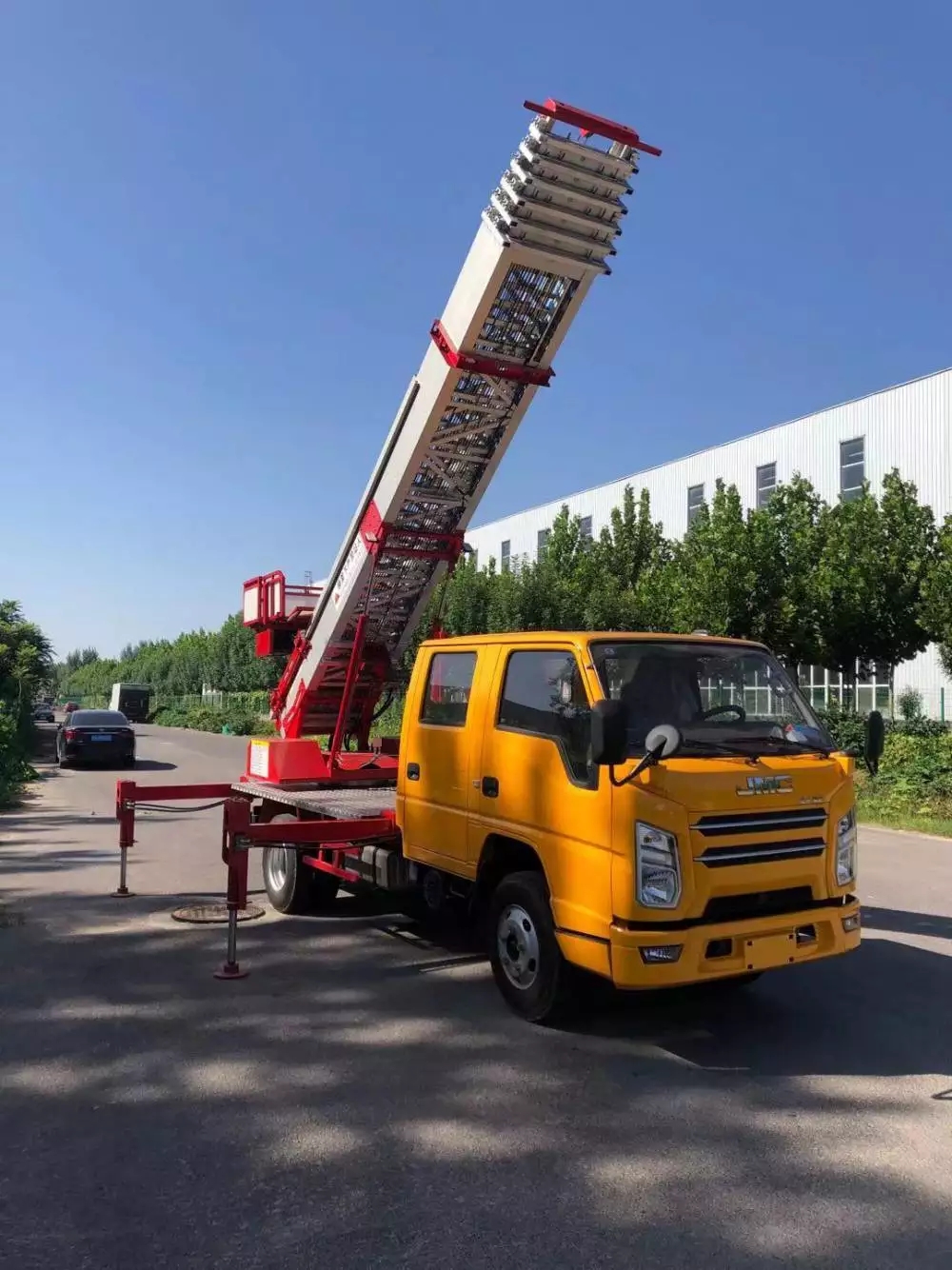 崇义县附近的云梯车出租服务：轻松解决高空作业需求